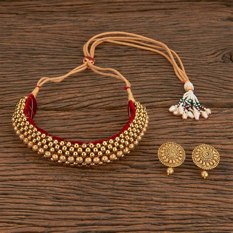 gold gold thushi necklace.